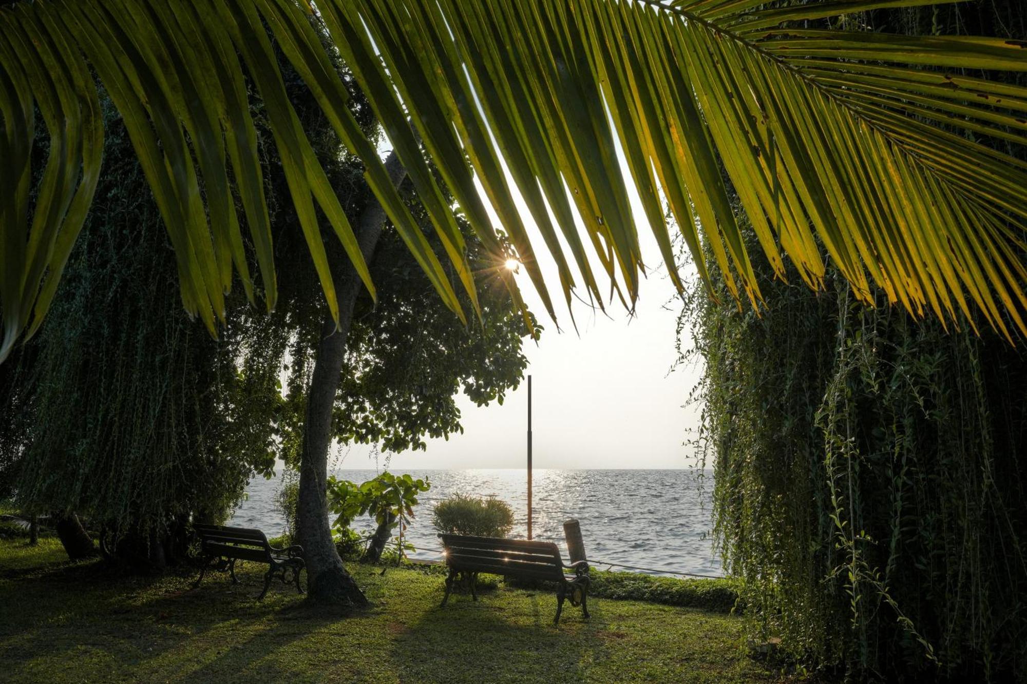 Lakesong Resort Kumarakom Exteriör bild